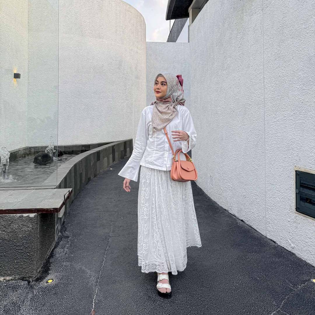 Inspirasi OOTD ala Revina Habilia (instagram.com/refinahm)